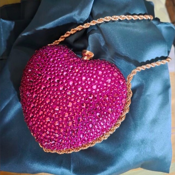 Elegant Pink Heart-Shaped Clutch - Picture 3 of 3